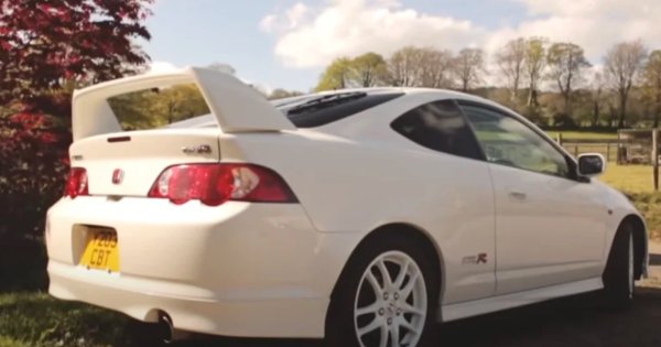 Honda Civic е една от най-популярните марки в историята на автомобилостроенето. Има повече от 30 милиона продадени бройки от представянето си през 1972 г. Докато повечето Civic са ефективни и надеждни машини, Honda направи няколко специални версии, насочени към производителност. 

Един такъв звяр е Mugen RR, модел за японския вътрешен пазар. Той има 243 конски сили. Това са скромни, но забележими подобрения спрямо Civic Type R.
Mugen RR също има подобрени системи за подаване на въздух и клапани, както и някои спестяващи теглото карбонови композитни и алуминиеви панели на каросерията. 

Вътре ще намерите карбонови седалки Recaro. Страшно са ценени в Япония и трудно се появяват на чуждите пазари втора ръка. На последния търг 300 бройки бяха купени за 10 минути, твърди Motor Trend .
